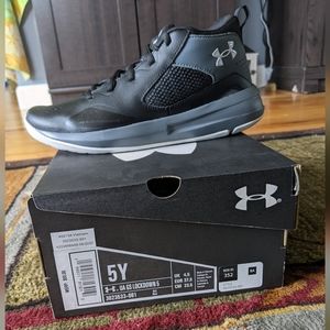 Under Armour GS Lockdown 5 basketball sneakers, size 5